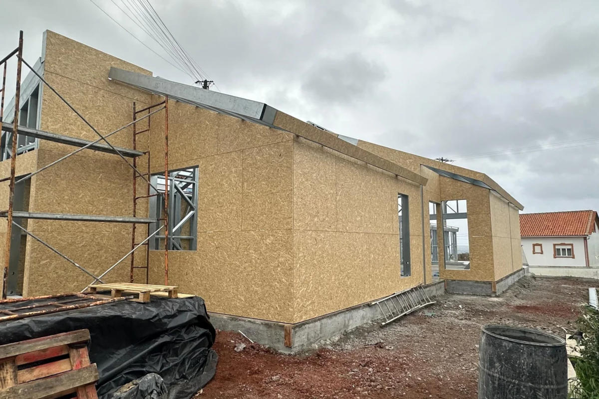 Moradia em Ilha Terceira, Açores, com estrutura LSF e placas OSB
