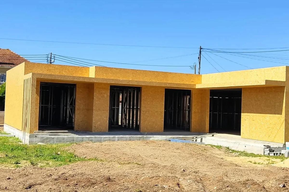 Moradia unifamiliar contruída com estrutura LSF e placas técnicas OSB em Áqueda
