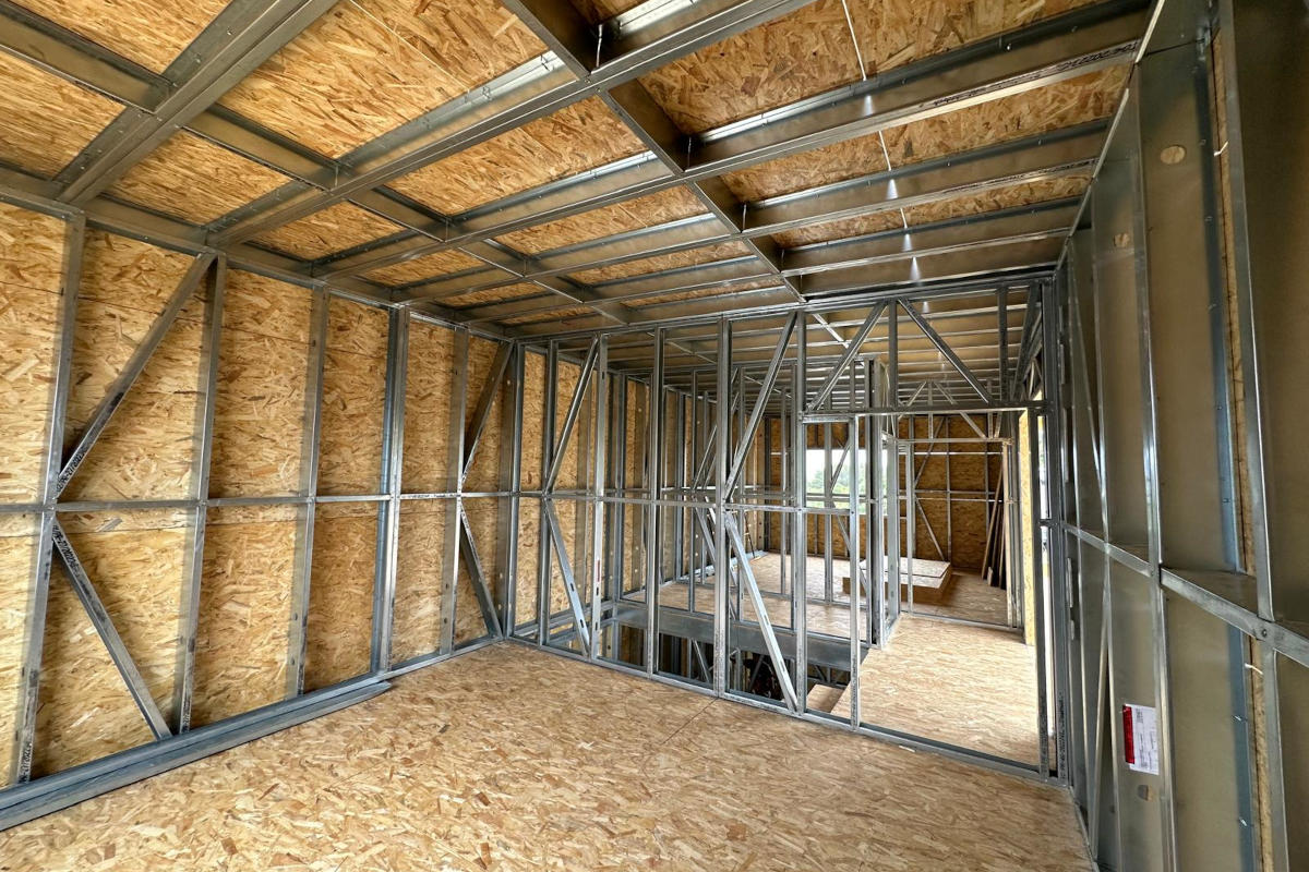 Visão interior de moradia com estrutura LSF e placas OSB